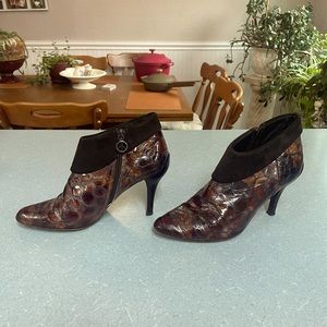 Donald Pliner Rula boot, excellent condition and very comfy to wear, size 8